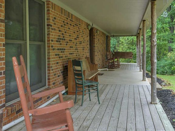 3rd image of 904 Roy Layne Rd