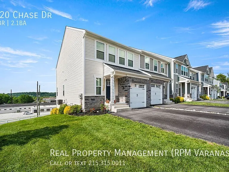 220 Chase Dr — Photo 2