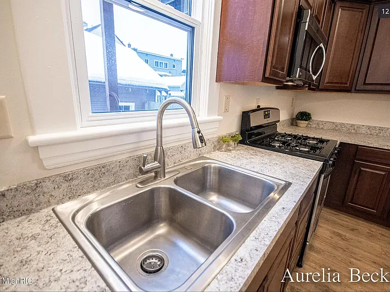 420 Lincoln Ave NW — Photo 11