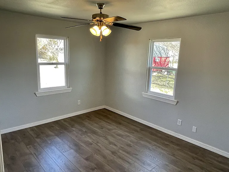 121 Julie Dr — Photo 10