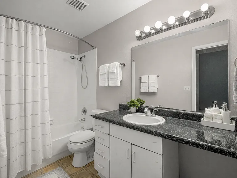 Uptown Villas 68 — Photo 13