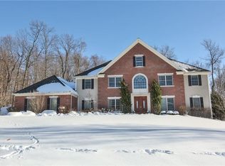 22 Hunt Club Dr, Honeoye Falls, NY 14472