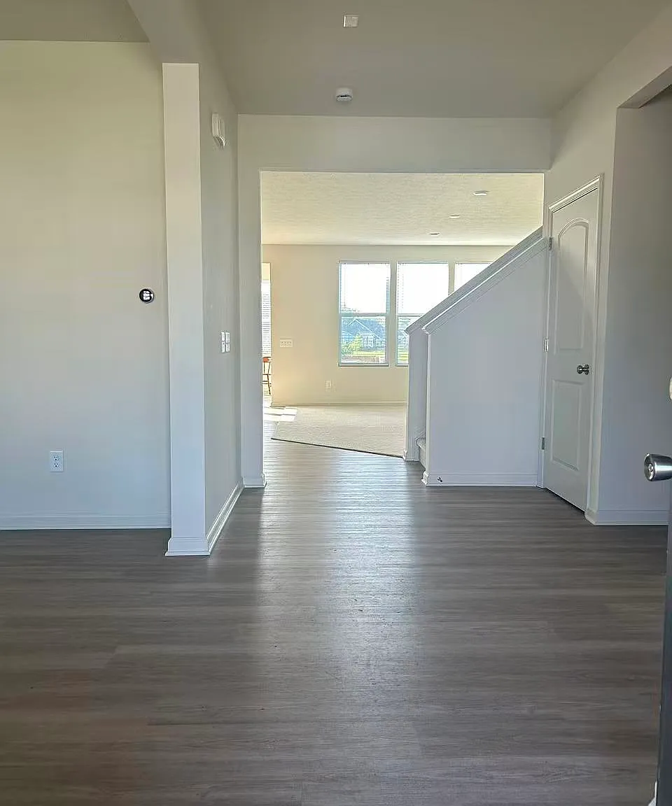 5 bed, 4.5 bath, 4869 sqft, $2,990 — Photo 2