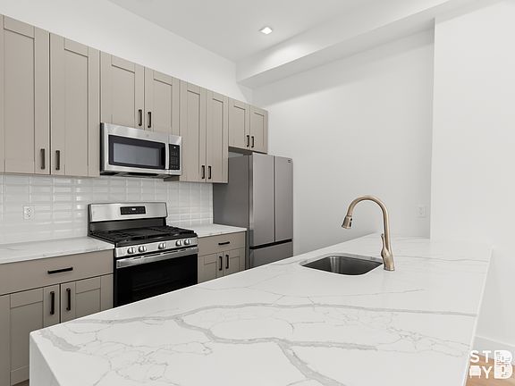 5th image of 15 Jefferson Ave #2F