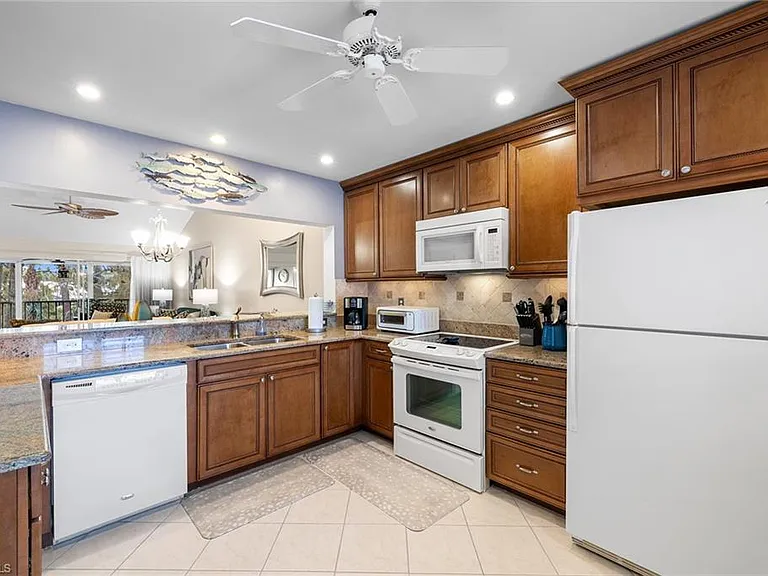 6900 Dennis Cir #J-205 — Photo 26