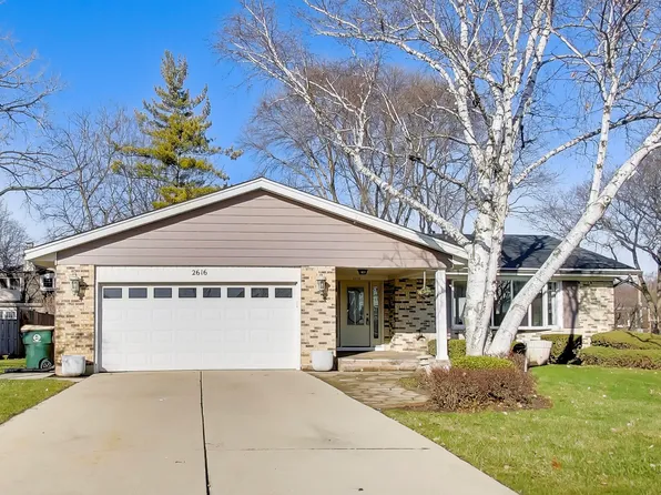 2616 N Dryden Pl, Arlington Heights, IL 60004