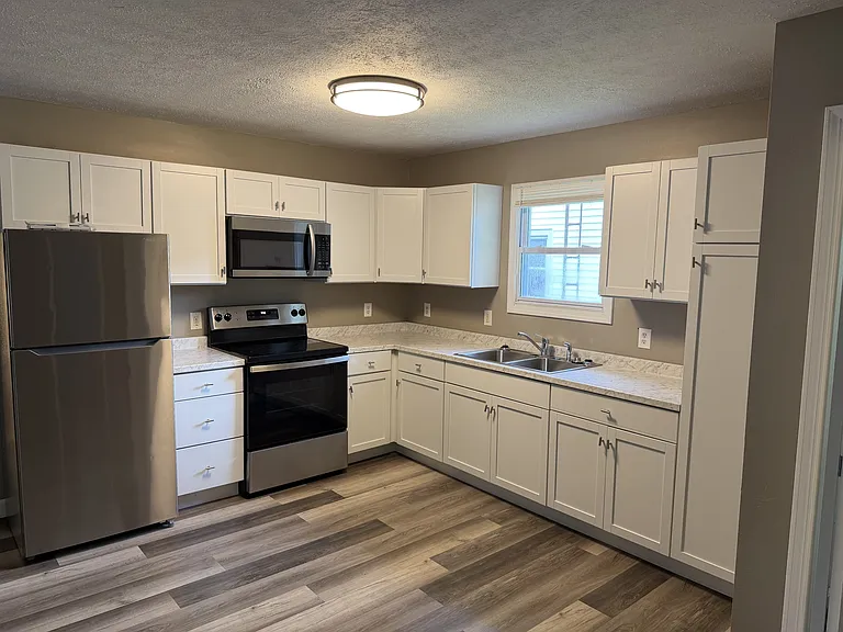 18 Oakwood Ave — Photo 4
