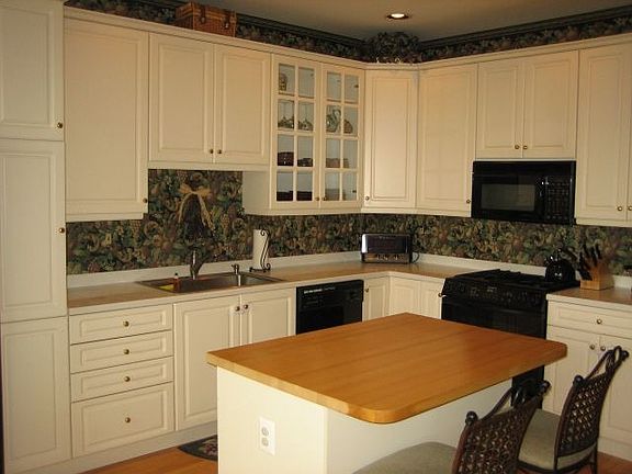 Kitchen with Isle