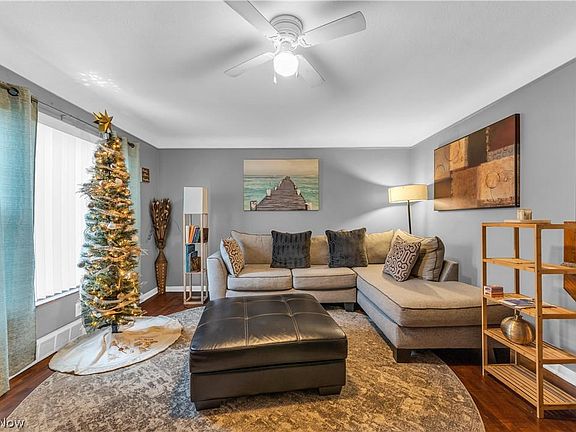 3rd image of 27650 Fullerwood Dr