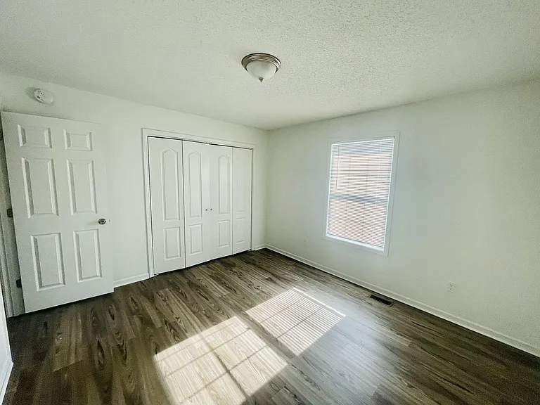 1704 NE Whitestone Dr — Photo 4