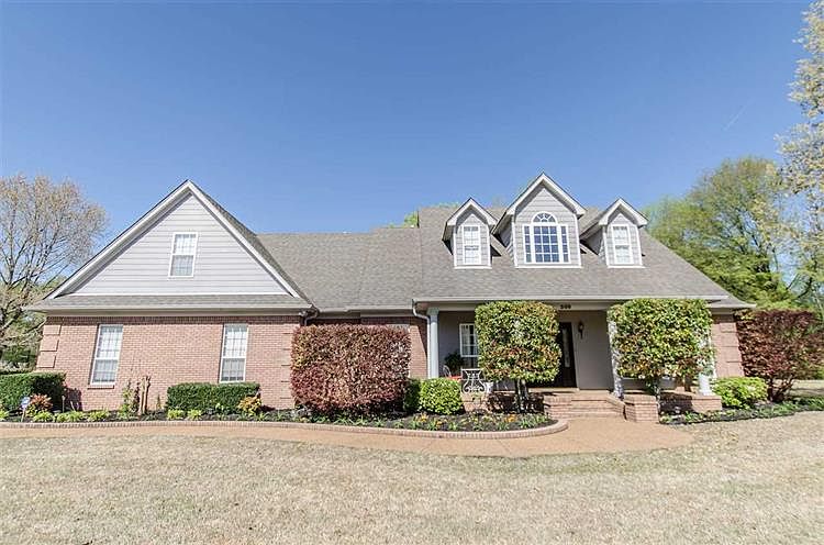 1st image of 300 Catalpa Dr
