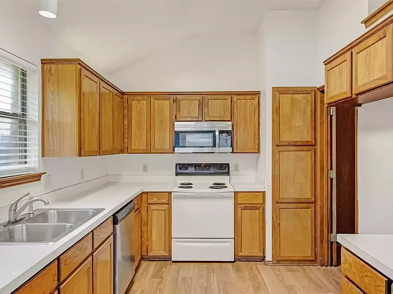 810 Castleview Dr — Photo 15