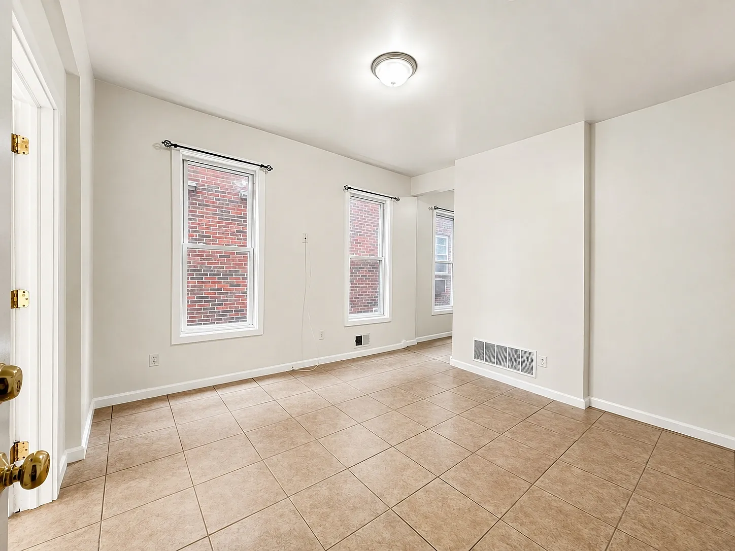 3 bed, 1000 sqft, $2,700 — Photo 2