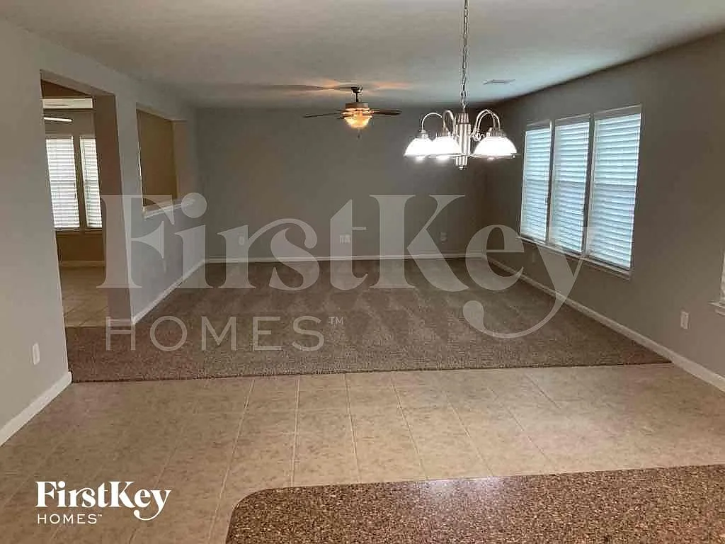 3 bed, 2.0 bath, 1925 sqft, $2,075 — Photo 3