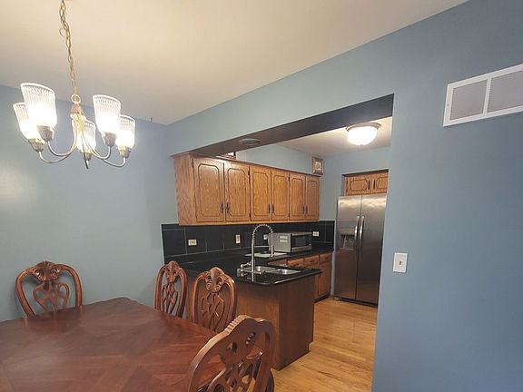 5th image of 405 S Wenbriar Sq