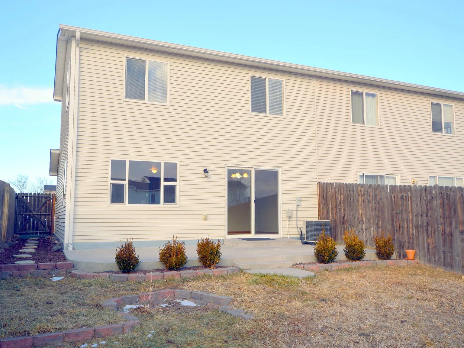 3 bed, 2.5 bath, 1434 sqft, $1,850 — Photo 2