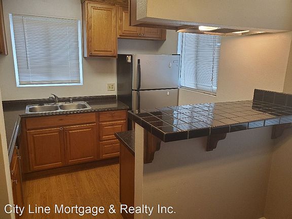 2nd image of 2315-17 Comstock St #2315