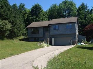 853 N Glastonbury Cir, Traverse City, MI 49696