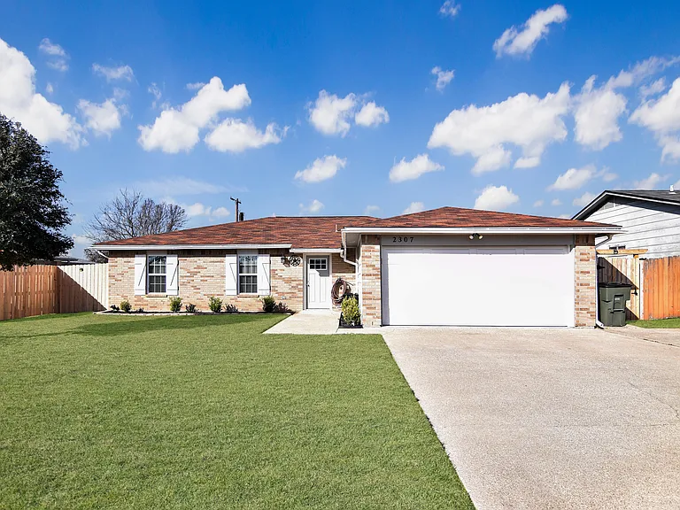 2307 Traverse Dr — Photo 1