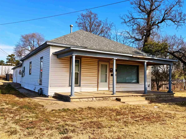 1310 W Trail St, Dodge City, KS 67801