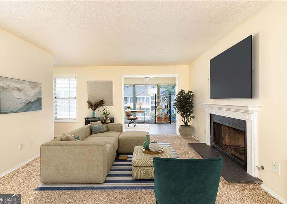 1st image of 910 Augusta Dr SE