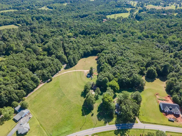 8730 New Cut Rd, Campobello, SC 29322