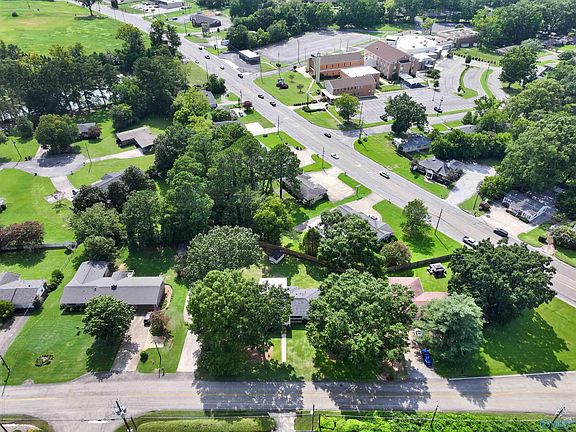 5th image of 105 Country Club Dr