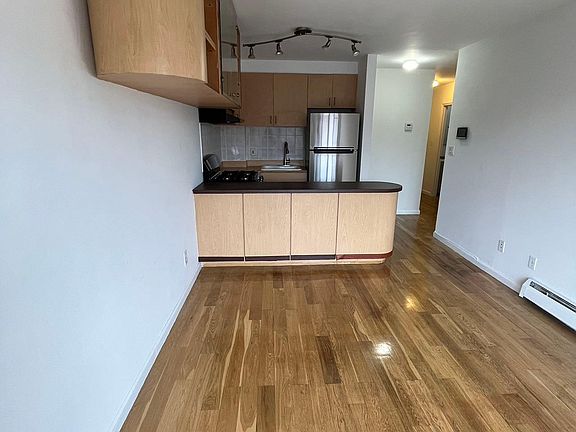 4th image of 14448 Roosevelt Ave APT 6