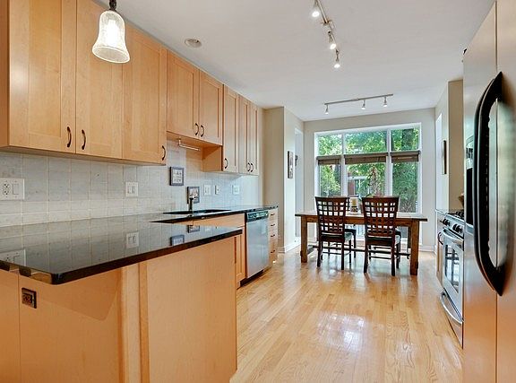 5th image of 1316 N Oakley Blvd #1