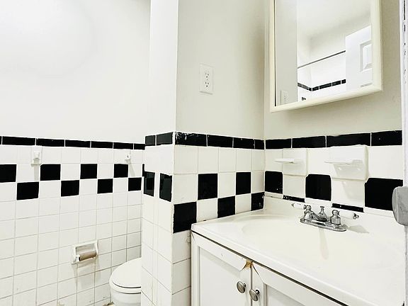 5th image of 424 E 66th St APT 3FW
