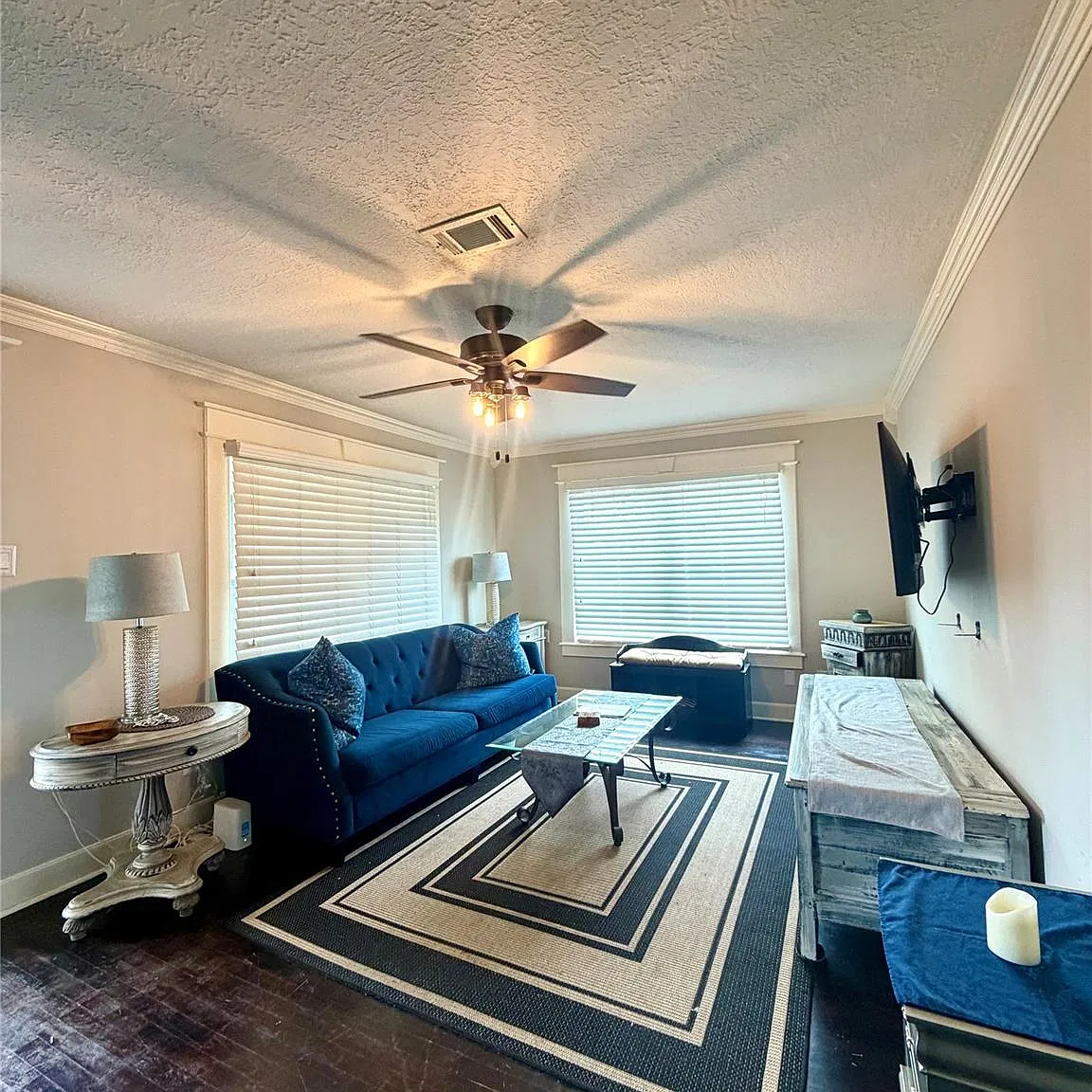 2 bed, 1.0 bath, 916 sqft, $1,799 — Photo 1