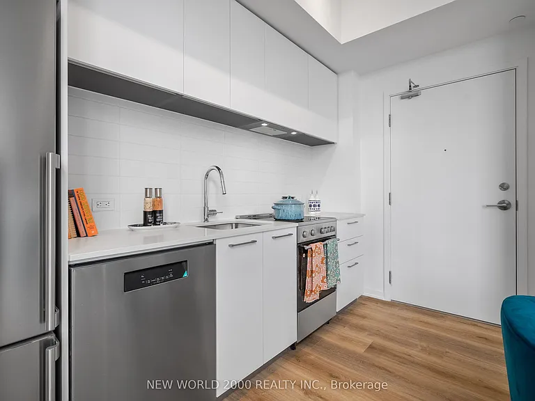 101 Roehampton Ave #2211 — Photo 4
