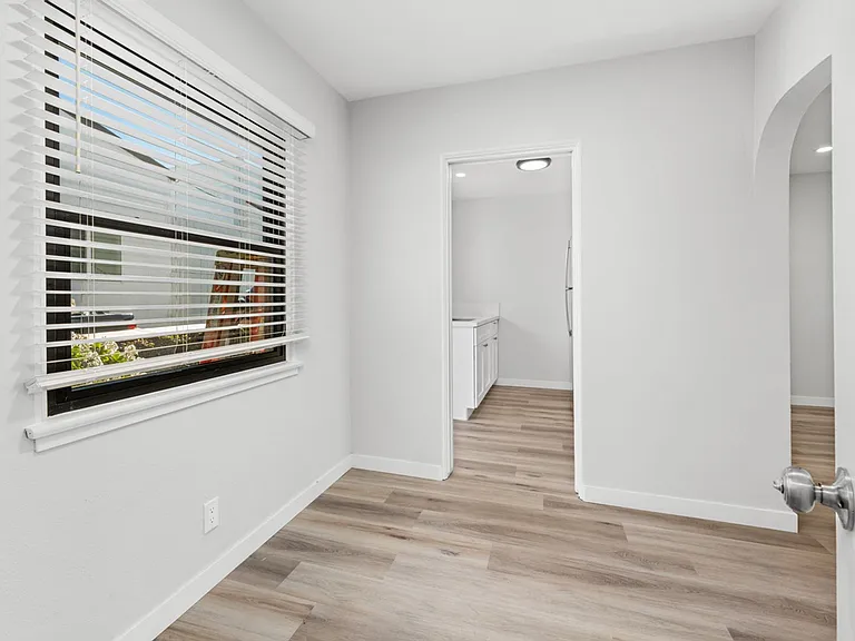 Hillcrest Great Renovated One Bedroom Apartment. — Photo 6