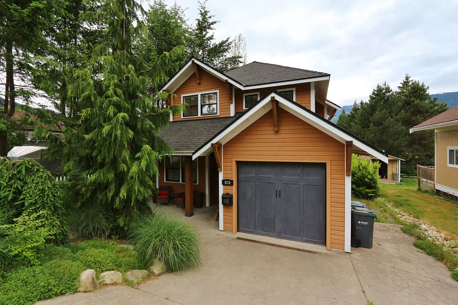 828 Britannia Way photo 1