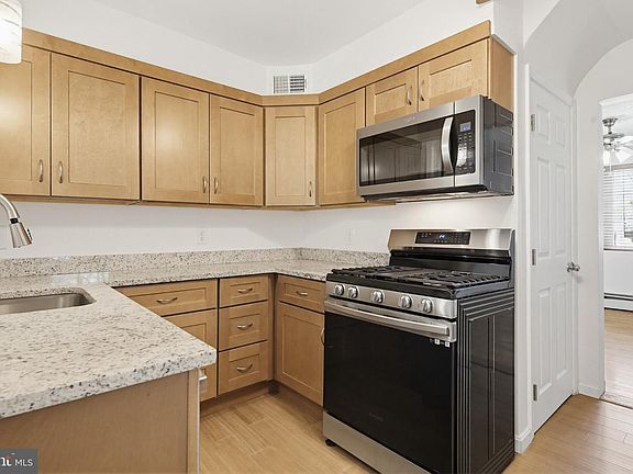 3rd image of 10202 Gardiner Ave