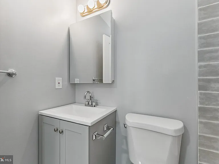 2021 E St NE #2 — Photo 12