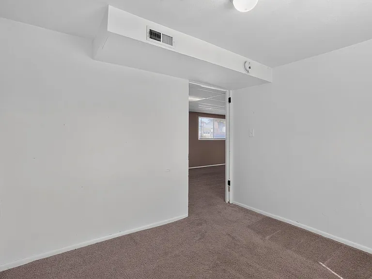 607 Syracuse St — Photo 18