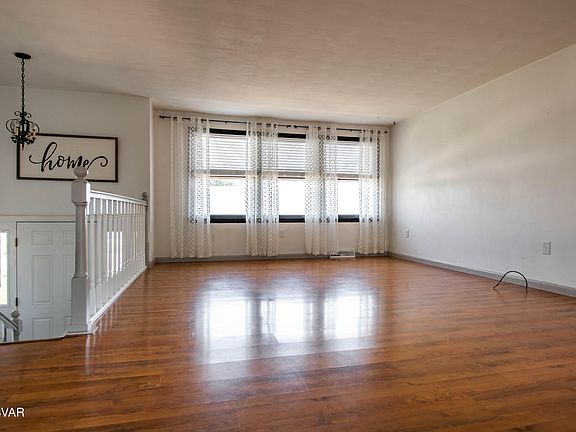 5th image of 303 Cypress St