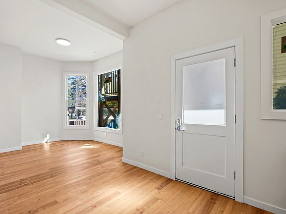 2nd image of 1387 Oak St #1