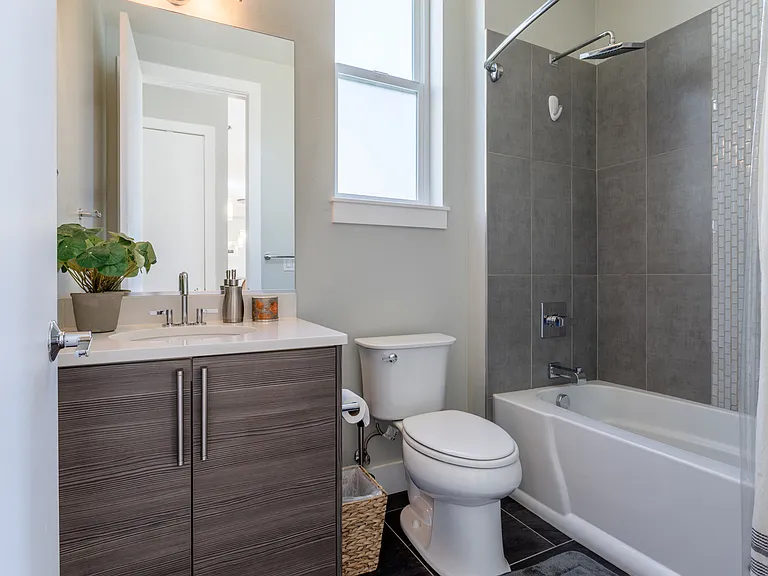 1st Level Full Bathroom (tub/shower) attached to Bedroom
