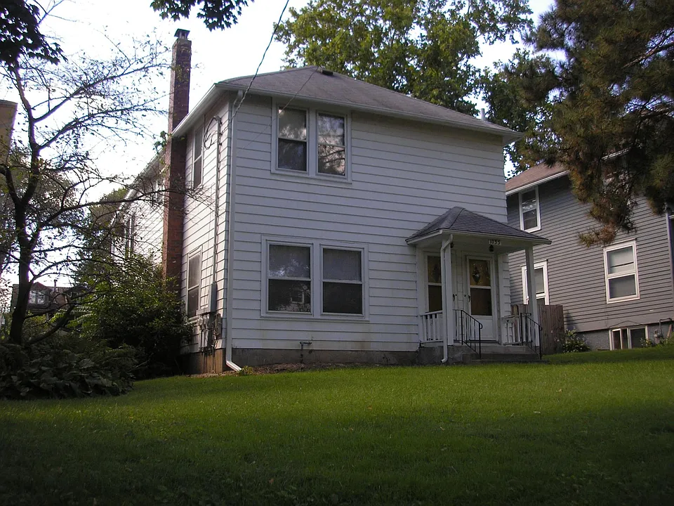 1035 E College St #1