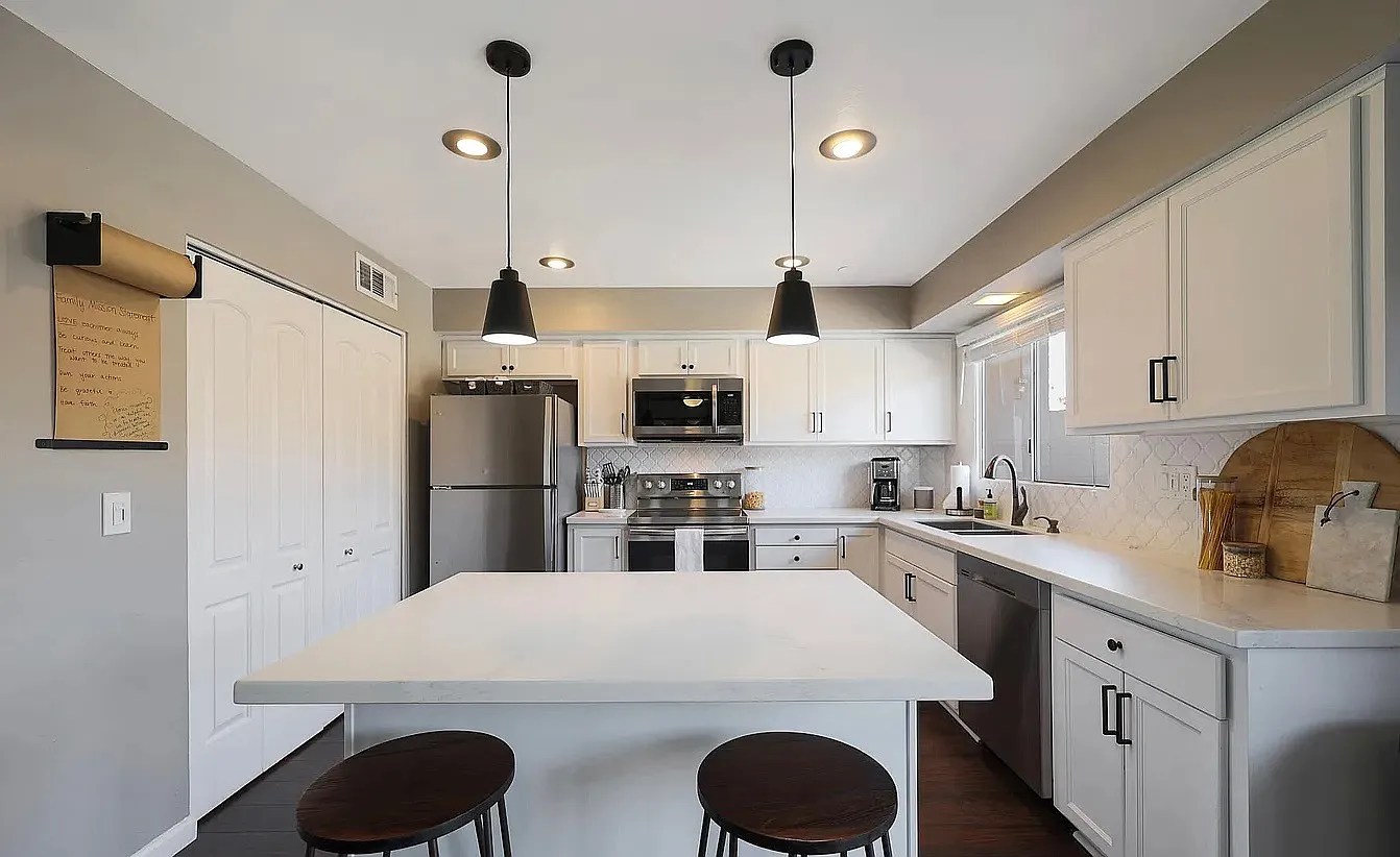 3 bed, 2.5 bath, 1496 sqft, $2,500 — Photo 2