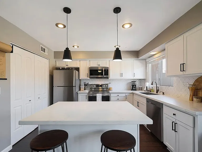 2936 E Clarendon Ave — Photo 2