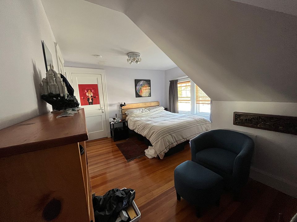 bedroom (different setup)