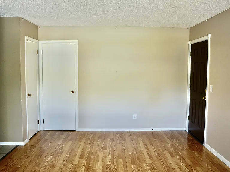 705 E 3rd St #5 — Photo 8