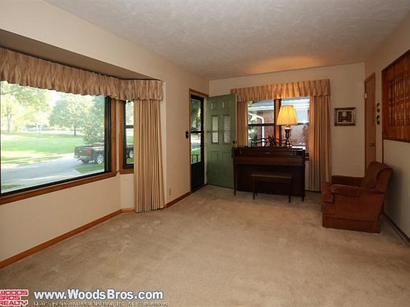 3rd image of 916 E Avon Ln