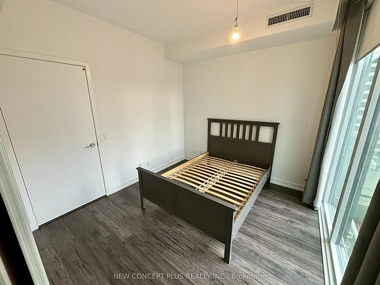33 Helendale Ave W #811 — Photo 5