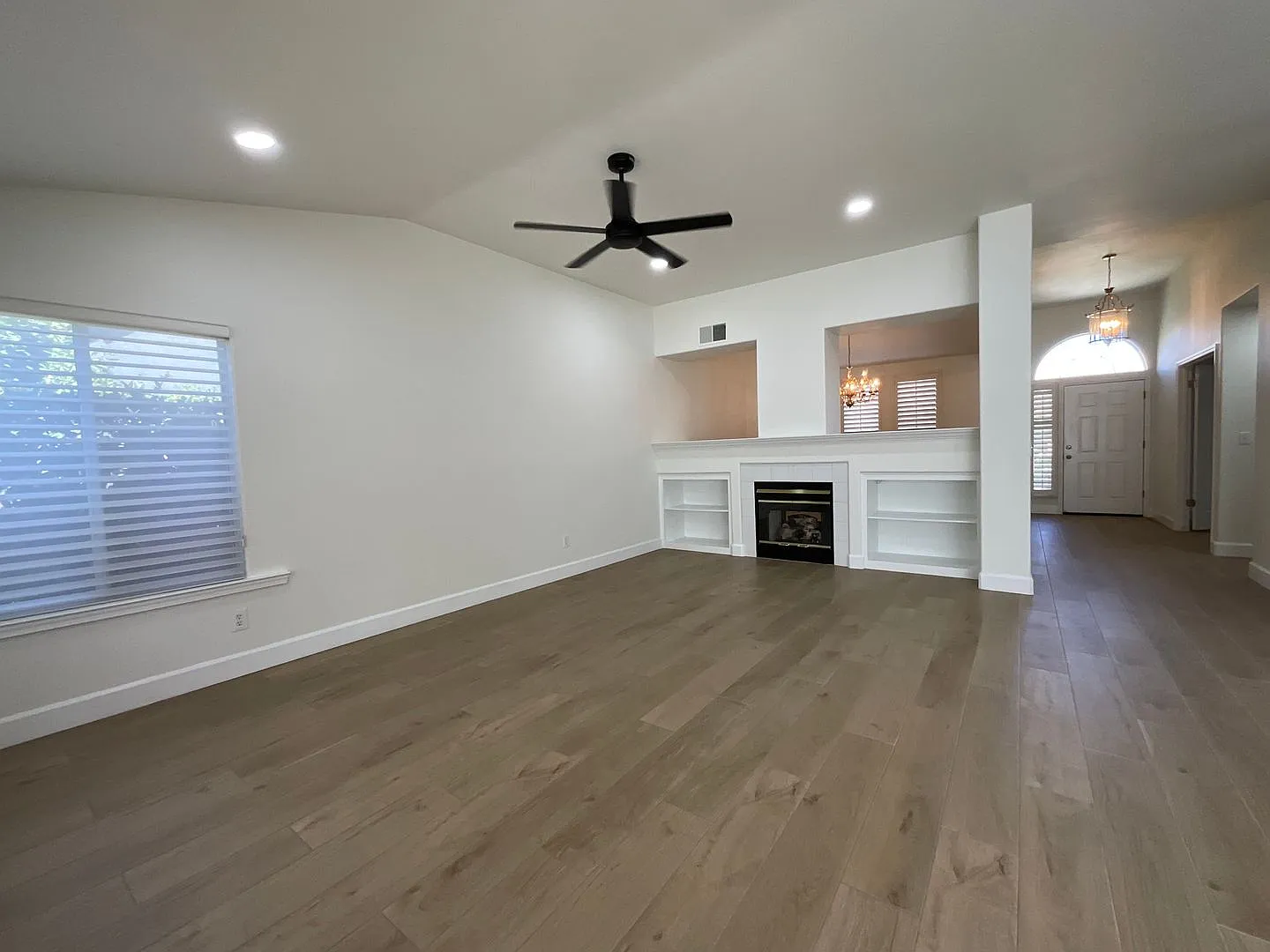 Beautiful 3 Bedroom 2 Bath home with bonus/office room in the Clovis North High area. — Photo 3