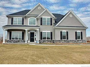 7157 Rolling Meadows Dr, North Tonawanda, NY 14120