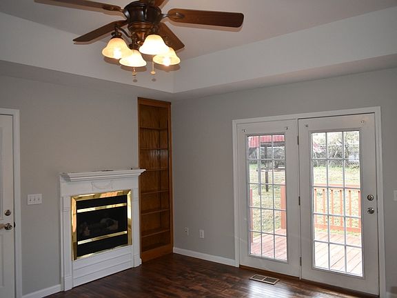 3rd image of 122 Lisa Dr